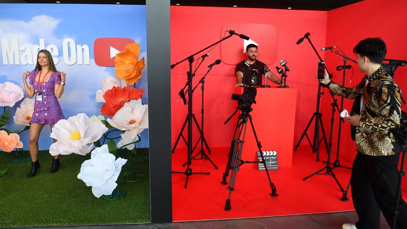 De la miniature au montage, Youtube veut mettre une bonne dose d’intelligence artificielle dans les coulisses de chaque vidéo, pour “renforcer la créativité humaine”?