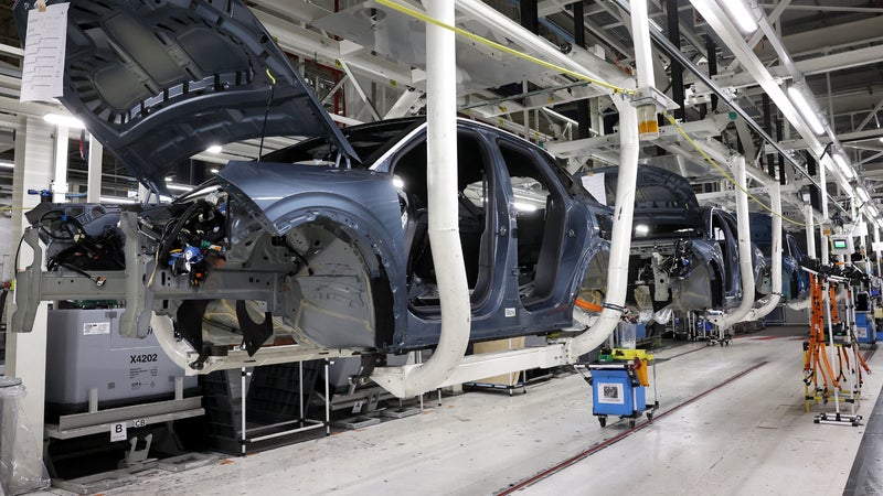 Un manque de batteries et une "nouvelle 308 qui ne se vend pas bien": Stellantis va arrêter pendant "une à deux semaines" ses usines de Sochaux, de Rennes et de Mulhouse
