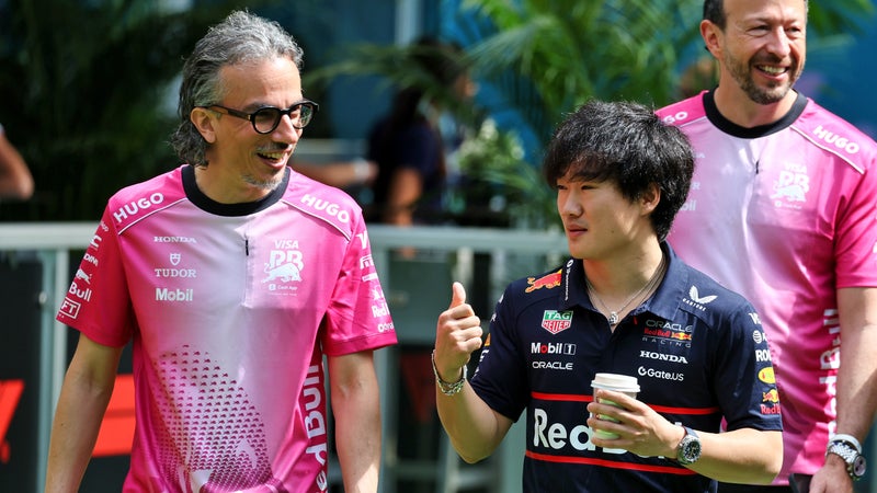 Le Francais Laurent Mekies en discussion avec le pilote Red Bull Yuki Tsunoda le 2 mai 2025 2109399