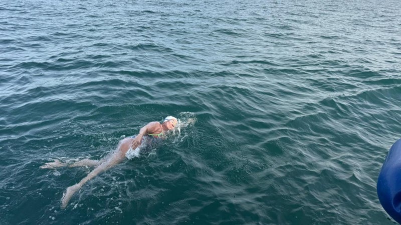 Une première pour une Française: à 67 ans, elle traverse la Manche à la nage au profit d'une association