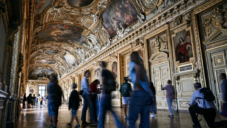 Un an après le cambriolage du Louvre, les œuvres originales risquent-elles de se faire plus rares dans les musées?