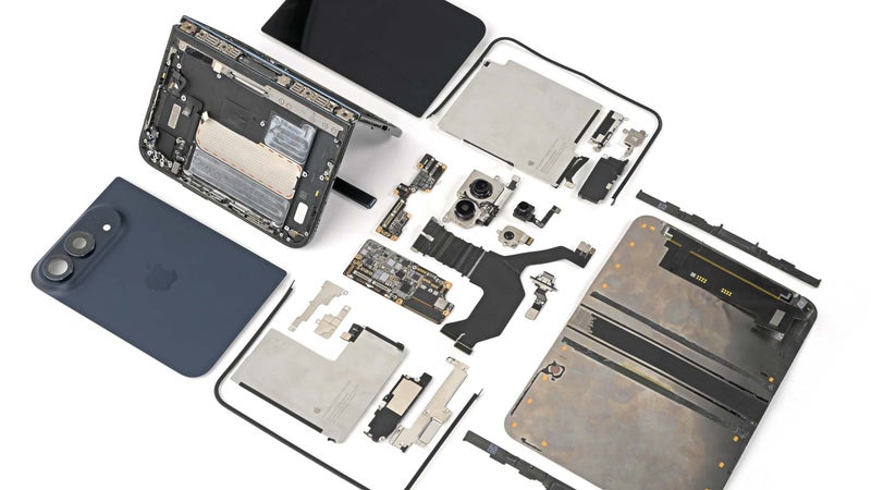 L'iPhone Duo est plus réparable que ses concurrents pliants, et iFixit a peut-être trouvé l'explication du "crackgate", ce problème de fissure de l'écran intérieur qui toucherait un "petit nombre" d'unités