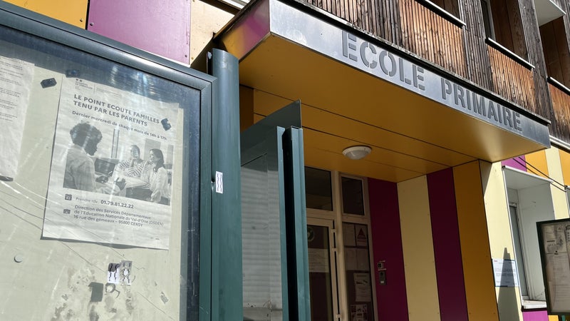 INFO RMC. Plusieurs impacts de balle retrouvés sur une école élémentaire du Val-d'Oise