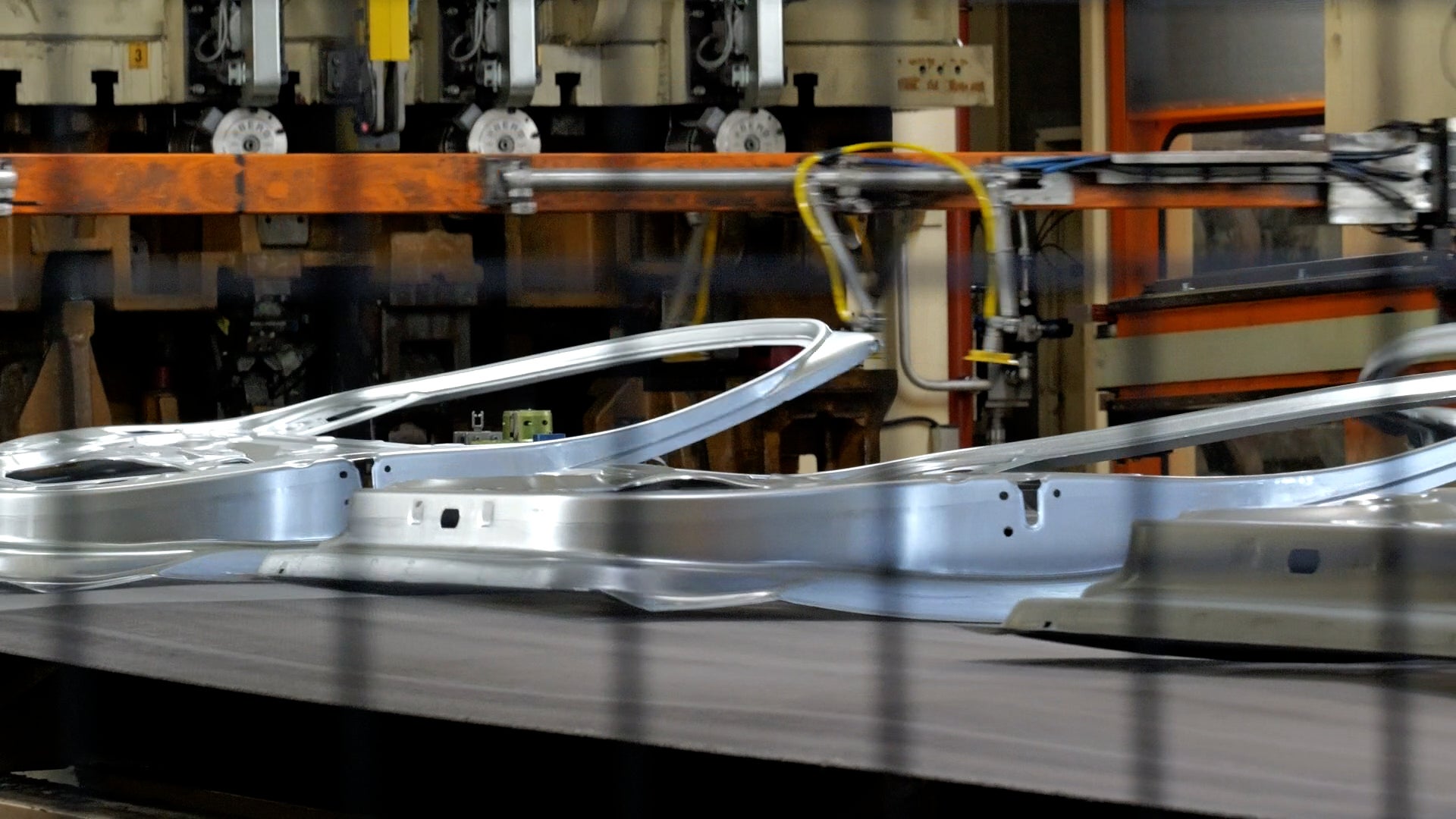 Des portières sortent des lignes d'emboutissage de l'usine Renault de Tanger au Maroc.