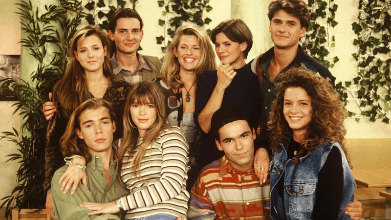 De "Hélène et les garçons" aux micro-dramas: Jean-Luc Azoulay, le A, d'AB Productions, lance une application dédiée aux séries cultes des années 1990 et aux fictions verticales