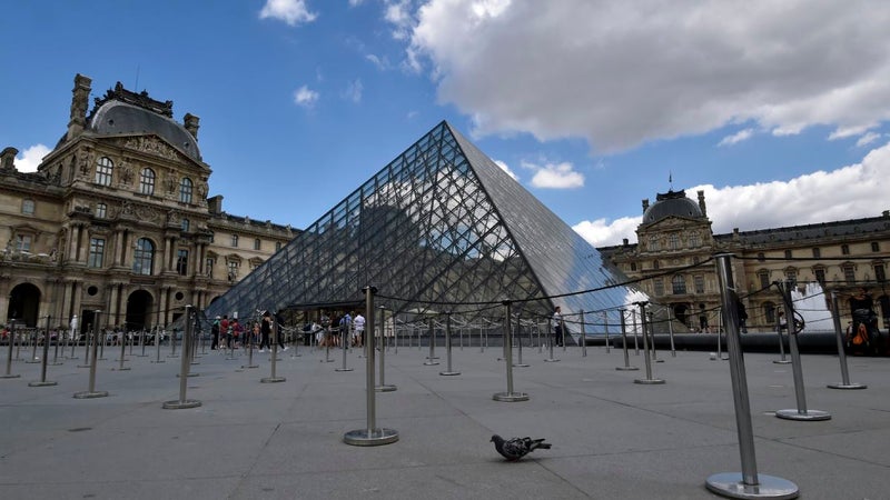 Cambriolage, fuites d'eau, grèves, démission... Le récit de l'année noire du Louvre, depuis le vol des joyaux de la Couronne