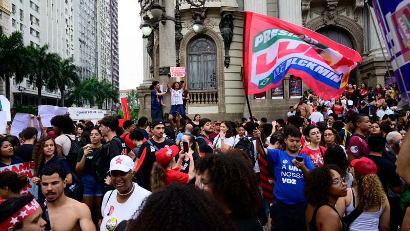 "Non au père, non au fils": des milliers de personnes manifestent contre Flavio Bolsonaro avant le second tour de l'élection présidentielle au Brésil