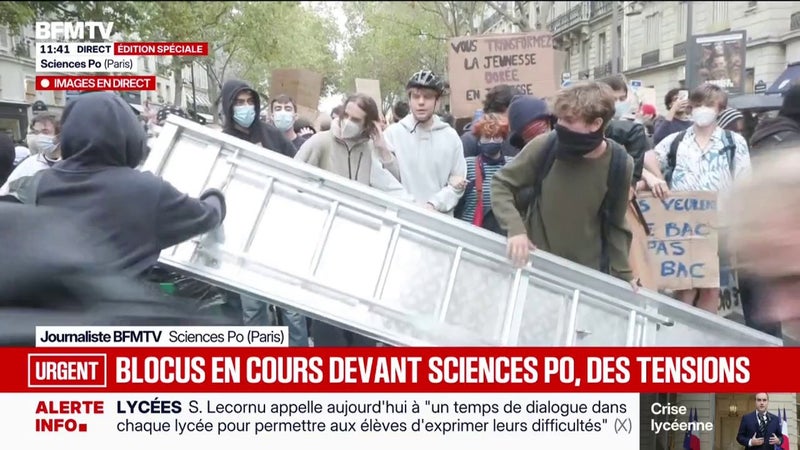 Blocage de Sciences Po: une barricade mise en place sur le boulevard Saint-Germain