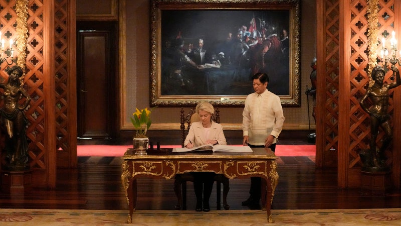 "Nous n'avons jamais réalisé une telle moisson": l’UE annonce un nouvel accord avec les Philippines et assume de multiplier les traités de libre-échange face aux turbulences du commerce mondial