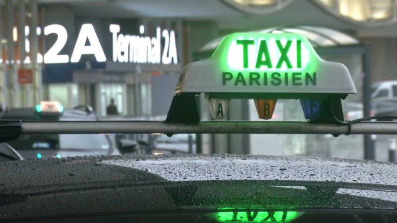 "Couper court à la maraude illégale": les taxis manifestent contre l'"anarchie" des VTC dans les aéroports parisiens