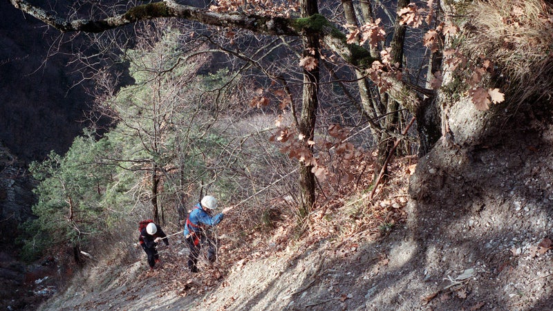 Des gendarmes ratissent l'endroit où a été découvert le 15 janvier 1989 à Quaix en Chartreuses dans l'Isère, le corps du jeune Fabrice Ladoux