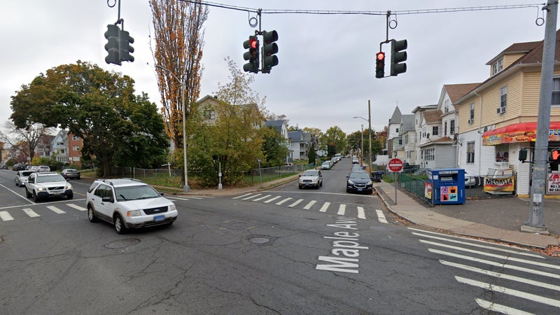 Intersection entre l'avenue Maple et la rue Benton où la police a retrouvé la voiture 