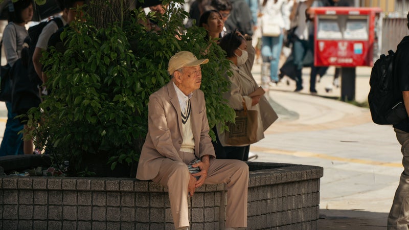 Plus de 107.000 Japonais ont désormais plus de 100 ans et c'est un record absolu: comment fait le pays pour dépenser beaucoup moins que la France pour ses retraites?