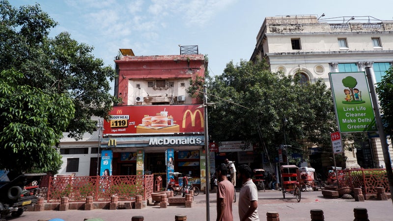 C'est le pays qui vend la pizza la moins chère du monde et qui compte 41 millions d'enfants en surpoids: l'Inde veut interdire les vendeurs de malbouffe à moins de 50 mètres des écoles