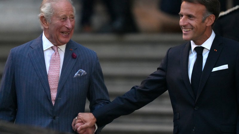 "Merveilleux, très spécial": Charles III et Emmanuel Macron célèbrent les liens franco-britanniques après avoir admiré la tapisserie de Bayeux