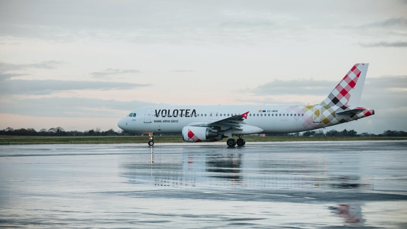 Elle a annulé plus de 10% de son programme d'hiver et va réduire sa flotte à une trentaine d'avions: la compagnie low-cost espagnole Volotea serre la vis face à la flambée du kérosène