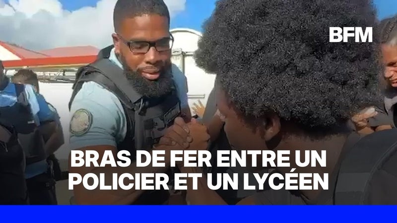 Mobilisation lycéenne: un lycéen et un policier font un bras de fer en marge d'un blocus