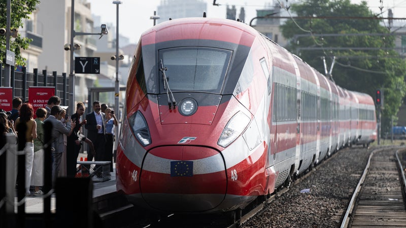 Deux jours après l'ouverture des ventes de la SNCF pour Noël, son concurrent Trenitalia propose 38.000 billets à prix plancher pour aller à Lyon, Marseille et Milan