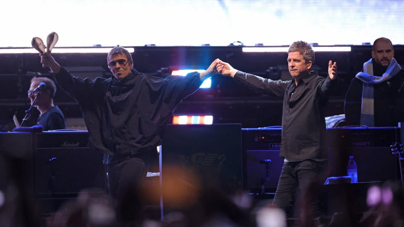 "C'est devenu un produit de luxe": les fans d'Oasis fustigent les prix "gargantuesques" et "lunaires" des billets pour la prochaine tournée du groupe