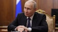 Sur cette photo de pool diffusée par l'agence d'État russe Sputnik, le président russe Vladimir Poutine observe la rencontre avec le dirigeant tchétchène au Kremlin, à Moscou, dans la soirée du 29 avril 2026.