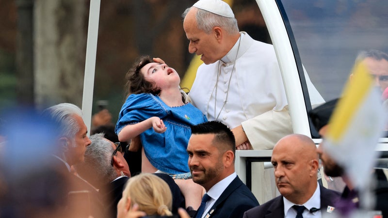 "Un moment suspendu": la mère de Marie-Garance, enfant handicapée bénie par le pape à Paris, témoigne