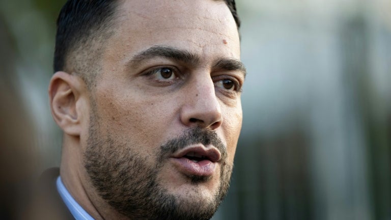Le procès du député LFI Sébastien Delogu pour "recel de biens provenant d'un vol et divulgation d'informations personnelles" a débuté