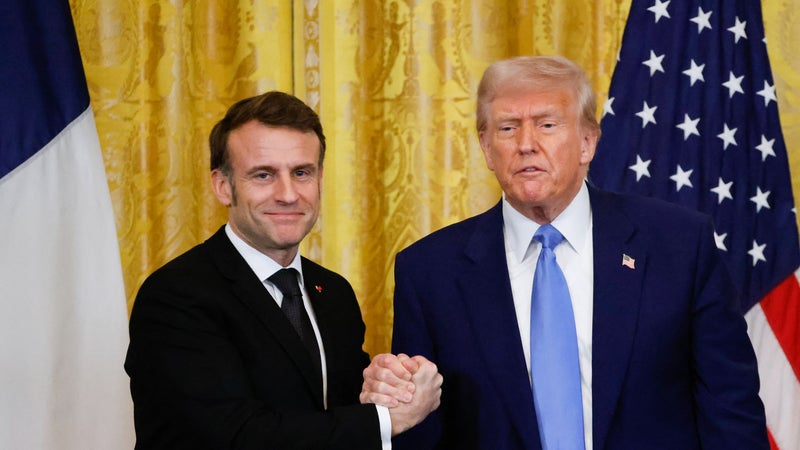 Emmanuel Macron souhaite "orienter Donald Trump vers les bonnes décisions" et "débattre en toute franchise", lors de leur rencontre