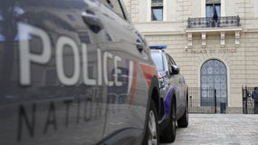 Voiture de police devant un palais de justice (illustration)