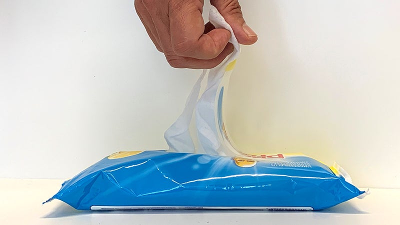 Des lingettes pour bébé qui cachaient 26 tonnes de cigarettes offertes à des associations par les douaniers de Marseille