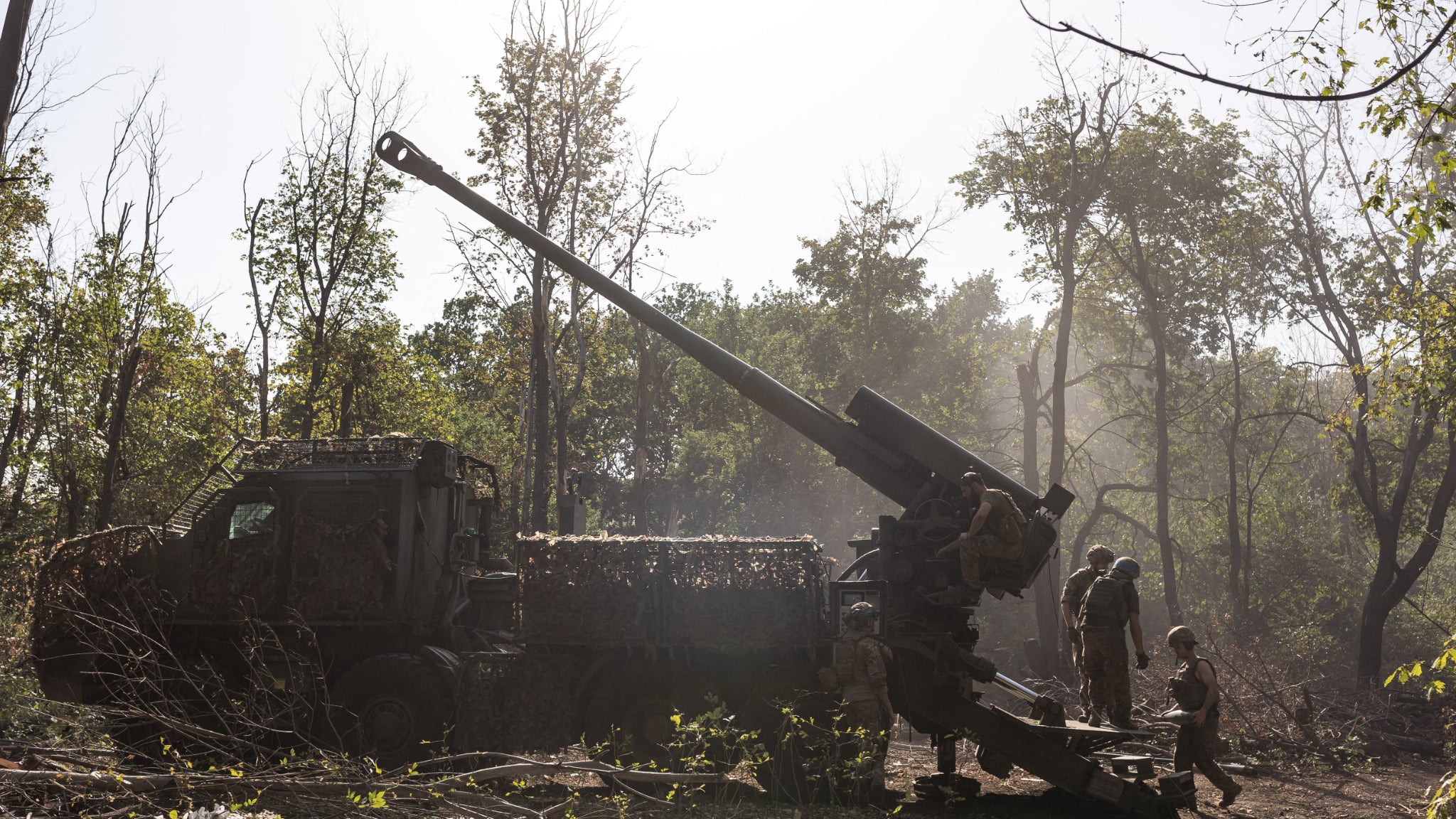 Des soldats ukrainiens préparent une pièce d'artillerie ukrainienne Bohdana pour attaquer des positions russes, depuis leur position de tir en direction de Toretsk (Ukraine), le 31 août 2025.