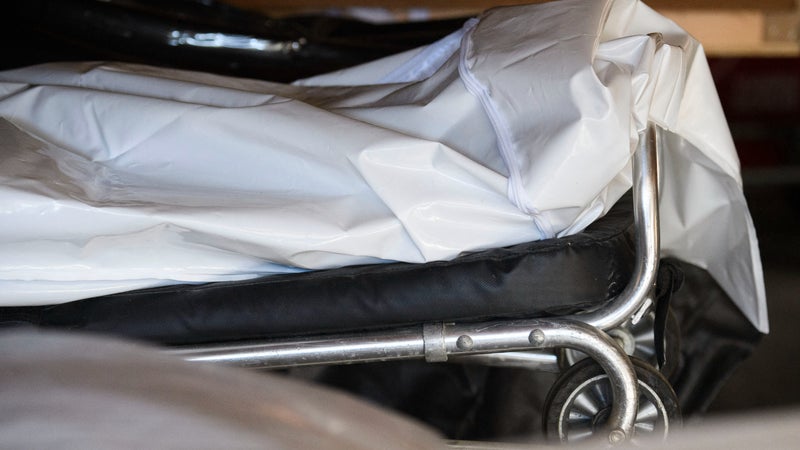 Un corps entreposé dans une entreprise de pompes funèbres (image d'illustration)