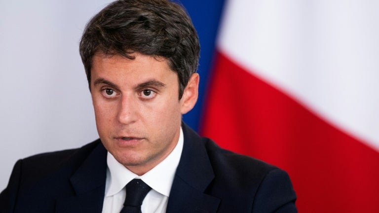"Il est temps d'être tous responsables": Gabriel Attal appelle à l'organisation d'une "grande primaire des démocrates"