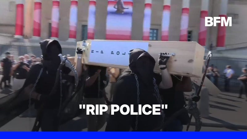 Manifestation des policiers: des cercueils exhibés devant l'Assemblée nationale
