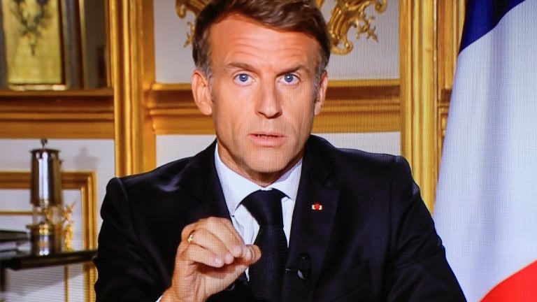 "Lamentable", "irresponsable", "inquiétante"... La classe politique réagit à l'allocution d'Emmanuel Macron après les violences urbaines du 17 octobre