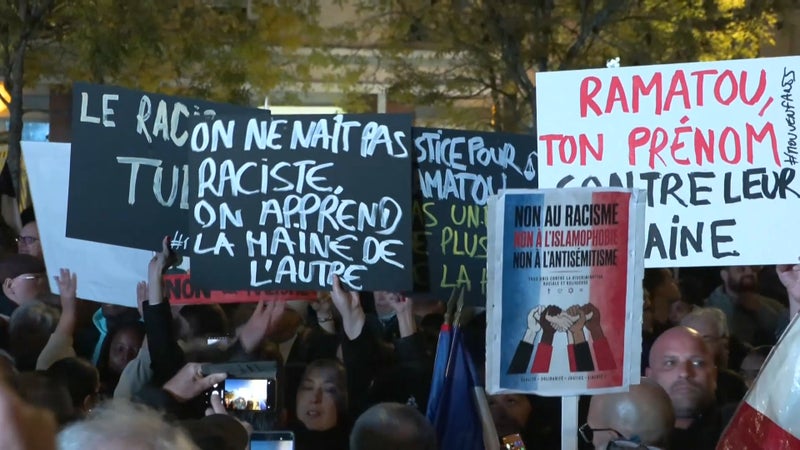 Attentat raciste dans les Yvelines: des milliers de personnes réunies à Trappes et à La Verrière pour rendre hommage aux victimes