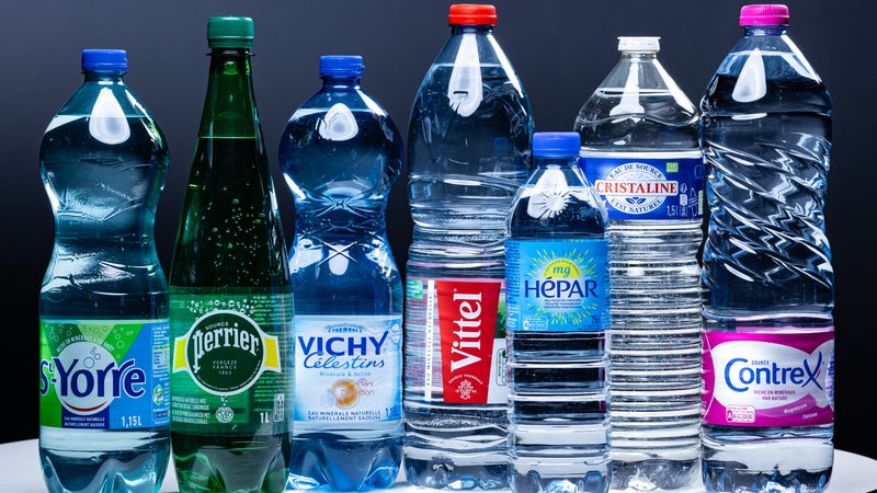 Les prix des bouteilles d'eau vont encore grimper: quelles solutions pour boire moins cher?