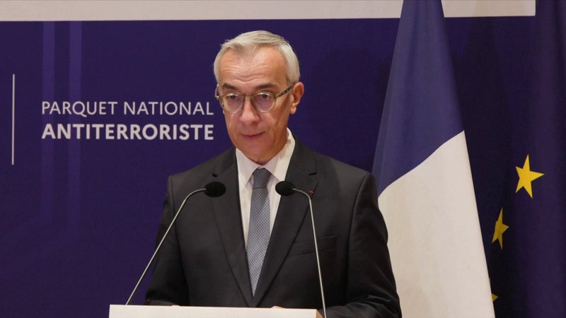 Autocollants avec la mention "vive la France, RN, fier d'être Français", Mein Kampf, armes... Ce qui a été retrouvé au domicile du suspect de l'attentat raciste à Trappes
