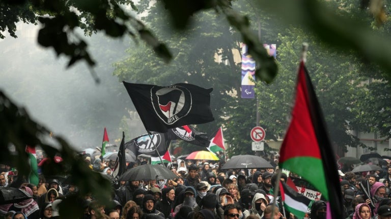 Hostile à LFI, "pas de chefs", "mouvance qui a le vent en poupe"... Ce qui se cache derrière l'ultragauche, pointée du doigt après le mouvement lycéen et les manifestations violentes