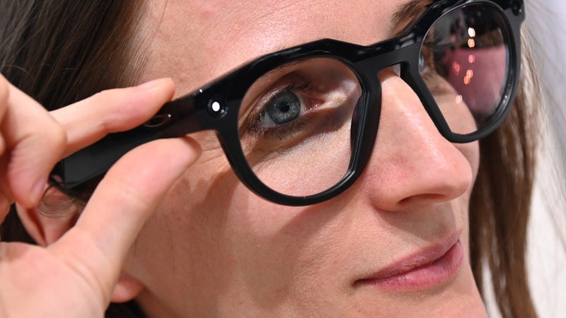 Éviter "une société où la surveillance dissimulée deviendrait la norme": une association de défense des consommateurs appelle la Commission européenne à agir face au danger des lunettes connectées pour la vie privée