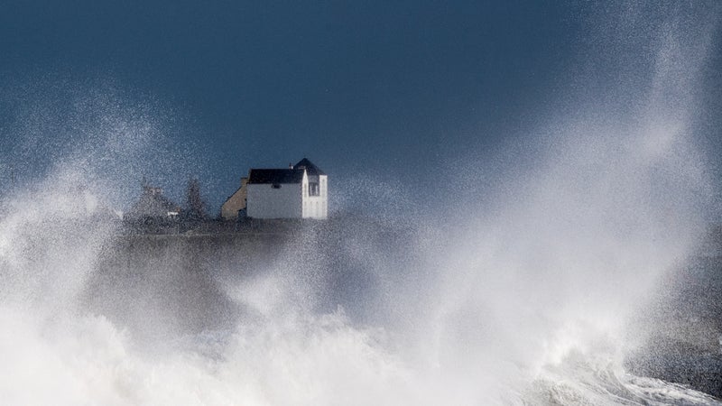 La tempête "Austeen" arrive sur l'ouest de la France: à quoi faut-il s'attendre?
