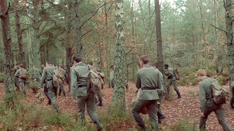 Des gendarmes et militaires lors des recherches suite à la disparition de Gilles Naudet et Anne-Sophie Vandamme, le 1er décembre 1988.