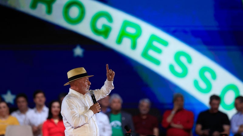 Présidentielle au Brésil: à 80 ans, Lula mis au défi d'empêcher le retour des Bolsonaro au pouvoir