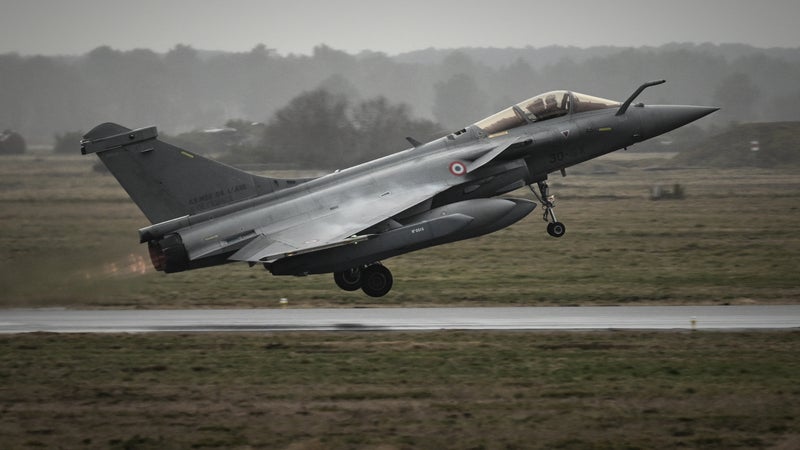 Simplifier la vie des pilotes, forcer l'ennemi à se découvrir... L'armée de l'Air développe l'intelligence artificielle dans ses avions Rafale et Mirage pour un "combat collaboratif" encore plus éclair