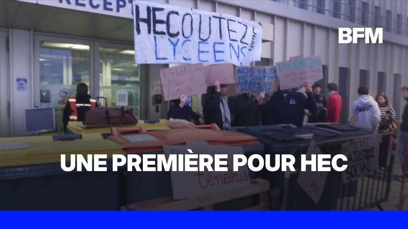 Les étudiants de HEC Paris mobilisés devant l'entrée de l'école de commerce