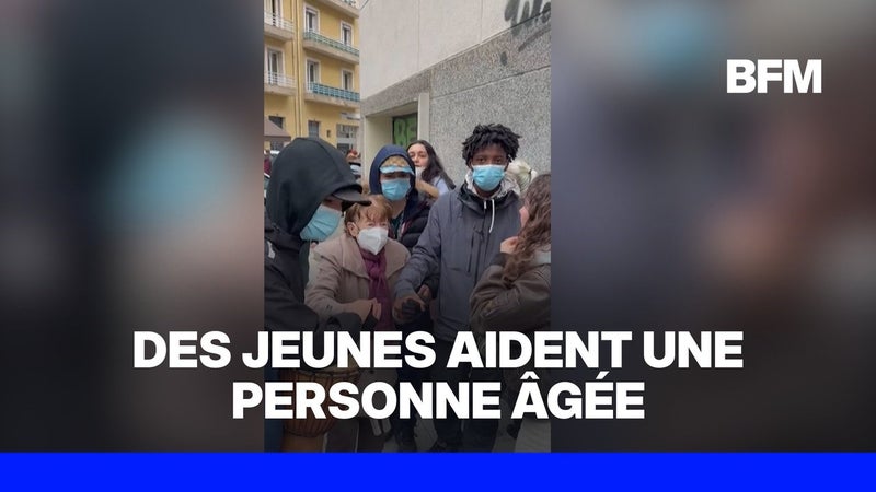 Grenoble: ces jeunes manifestants viennent en aide à une personne âgée lors de la manifestation du 24 octobre