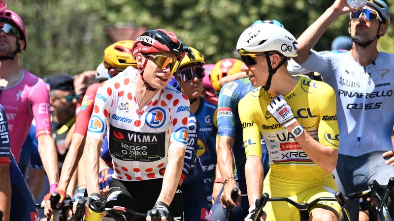 Jonas Vingegaard en train de discuter avec Tadej Pogacar avant le depart d une etape du Tour de France 2026 2320543