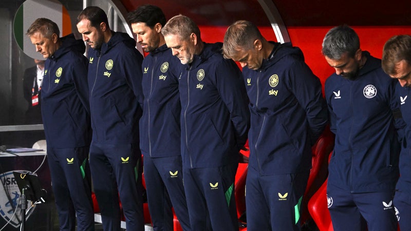 Tête baissée pendant l'hymne, brassard noir... ambiance pesante pour le match Israël-Irlande