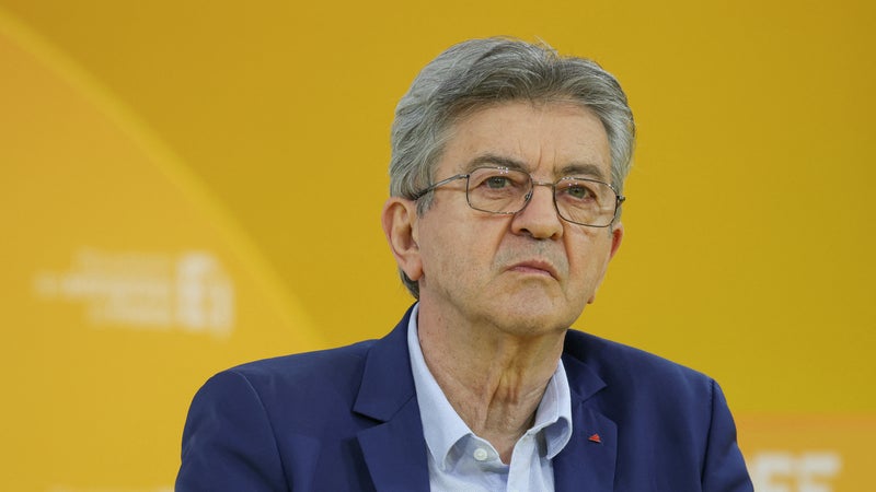 Interdiction du port du voile dans l'espace public: condamnations chez LFI et les Écologistes, "réserves" du gouvernement et promesse de référendum de Jordan Bardella