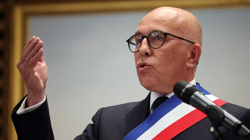 "Faire vivre les symboles de la nation": Éric Ciotti annonce l'installation de mâts dans les cours d'école de Nice pour y faire flotter le drapeau tricolore