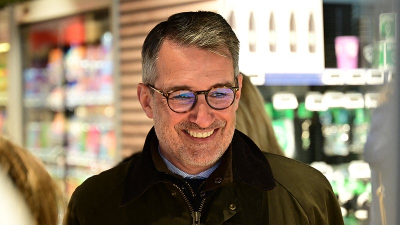 "Avant, quand les magasins étaient fermés le dimanche, on attendait le lundi" mais aujourd'hui "on achète sur les plateformes de vente en ligne": le patron du groupe Casino appelle les candidats à la présidentielle à défendre les commerces de proximité